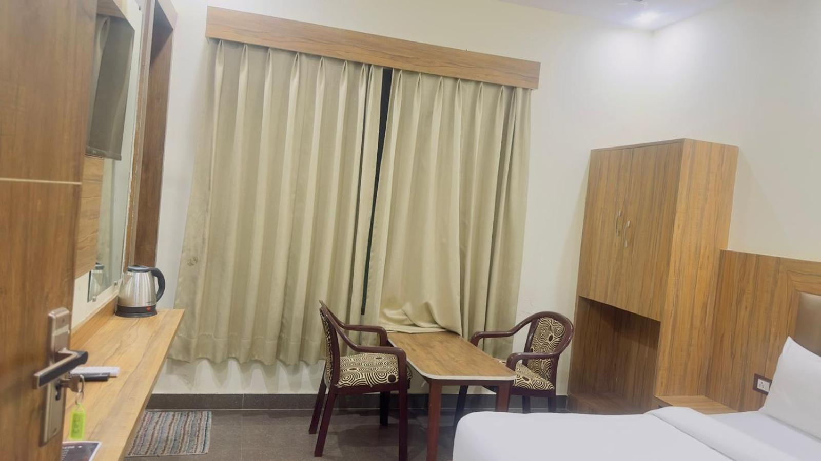Hotel Gt International Tājganj Extérieur photo